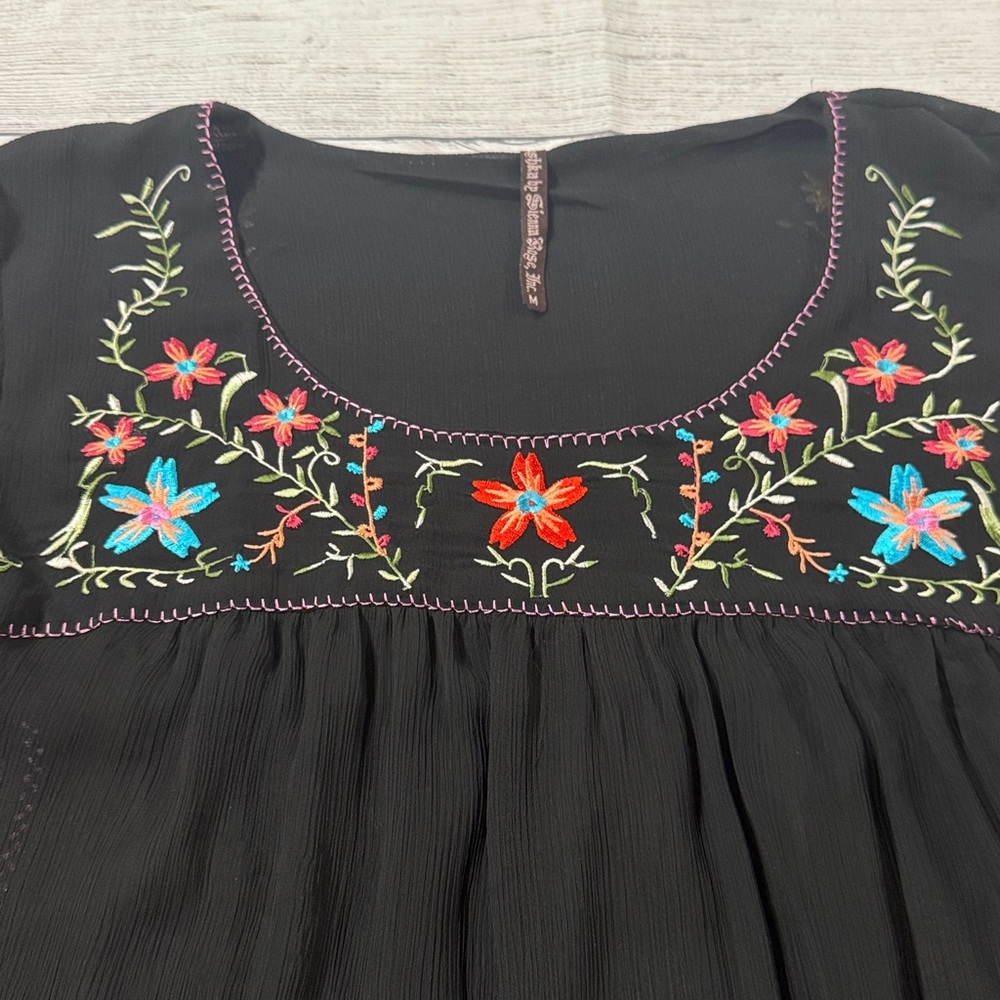 Chic Black Blouse with Vibrant Floral Embroidery - Picture 3 of 6